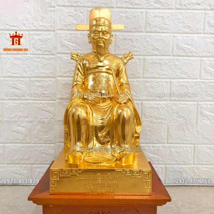 Tượng Nguyễn Trãi bằng đồng mạ vàng 24K là sản phẩm tượng cao cấp tại Hoàng Gia